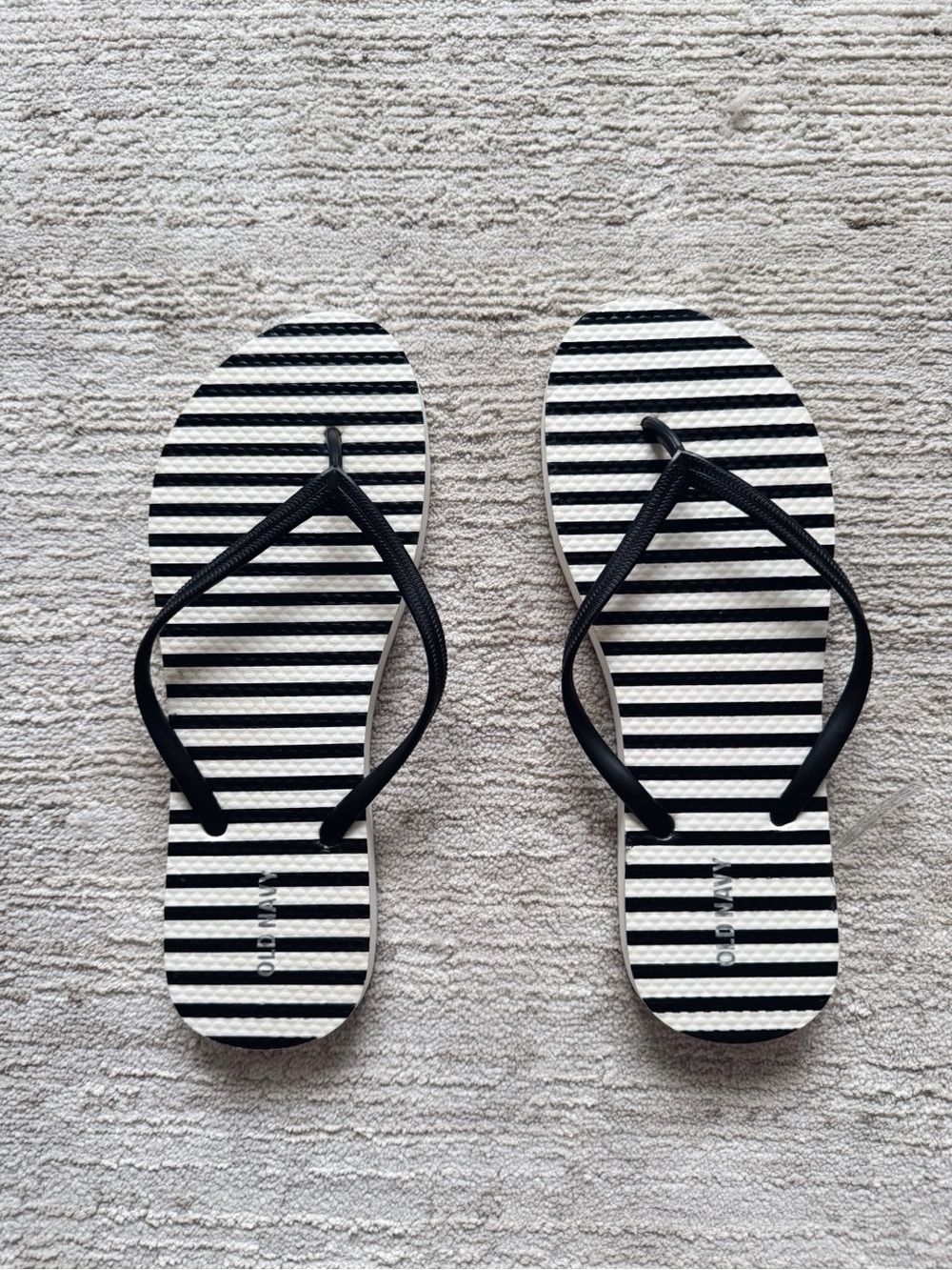 Old Navy Black and White Striped Women’s Flip Flop Sandals (Size 8)